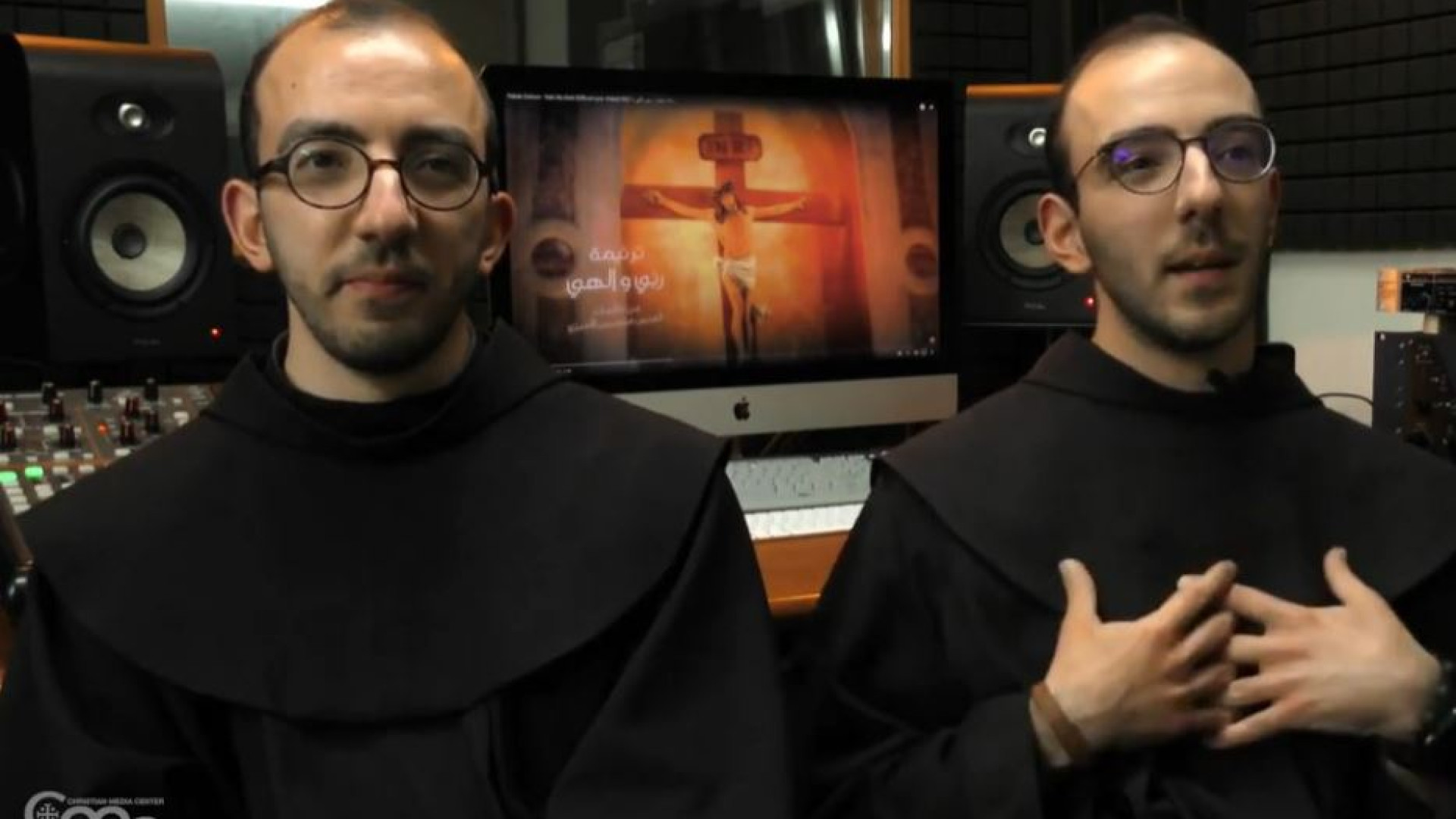 Immagine di George e Johnny, fratelli gemelli ordinati sacerdoti dallo zio