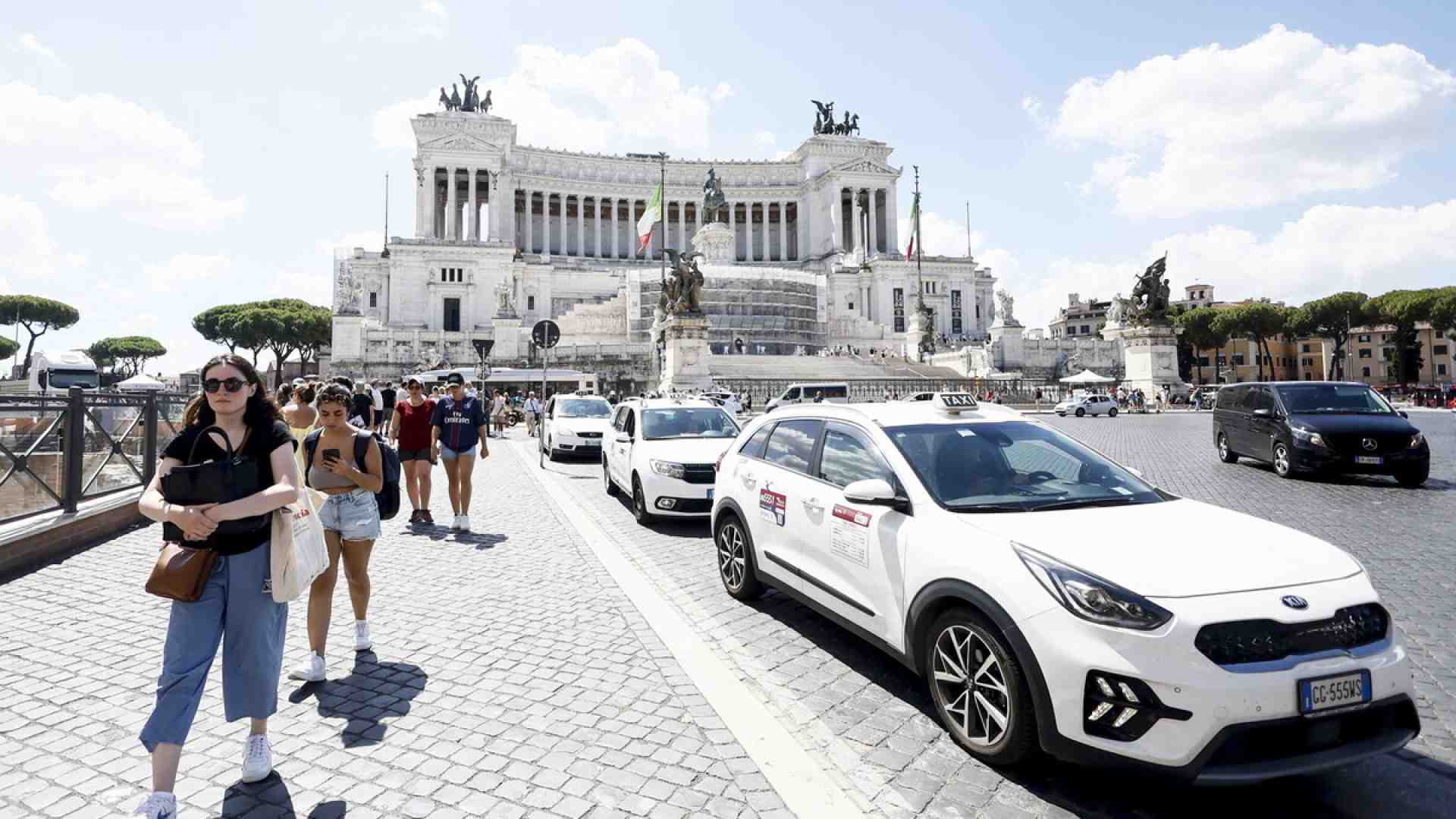 Immagine di Gualtieri li accarezza, ma i tassisti protestano comunque