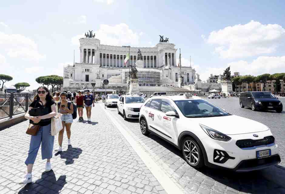Gualtieri li accarezza, ma i tassisti protestano comunque