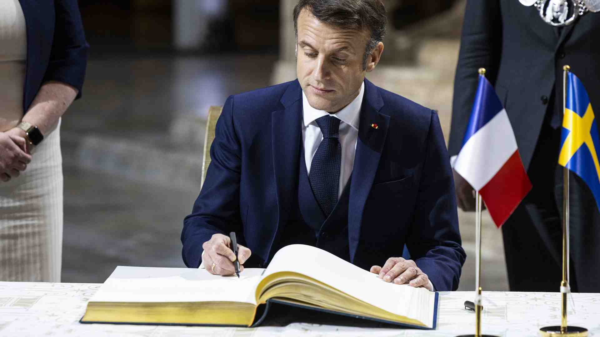 Immagine di Macron scrive ai francesi. L’ipotesi di una coalizione "dei responsabili"