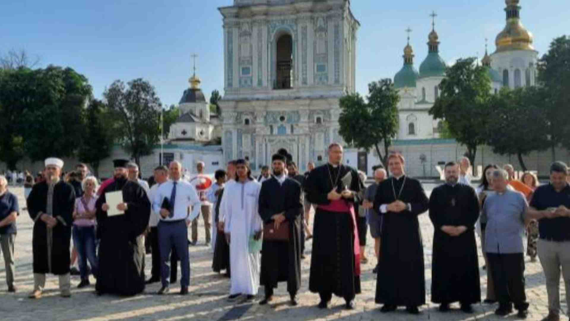 Immagine di Il popolo della pace dall'Italia a Kiev: in 100 davanti all'ospedale distrutto
