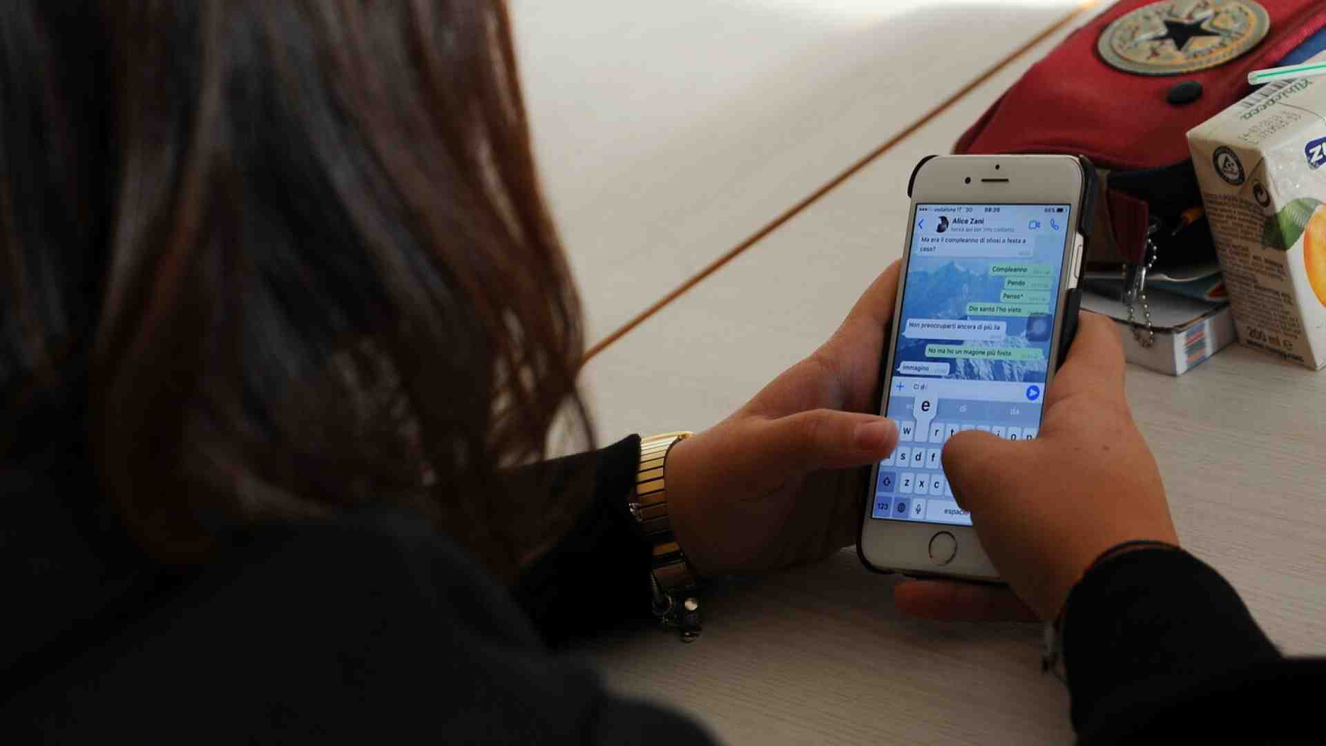 Immagine di La direttiva di Valditara contro gli smartphone a scuola, tra problemi e ambizioni malriposte