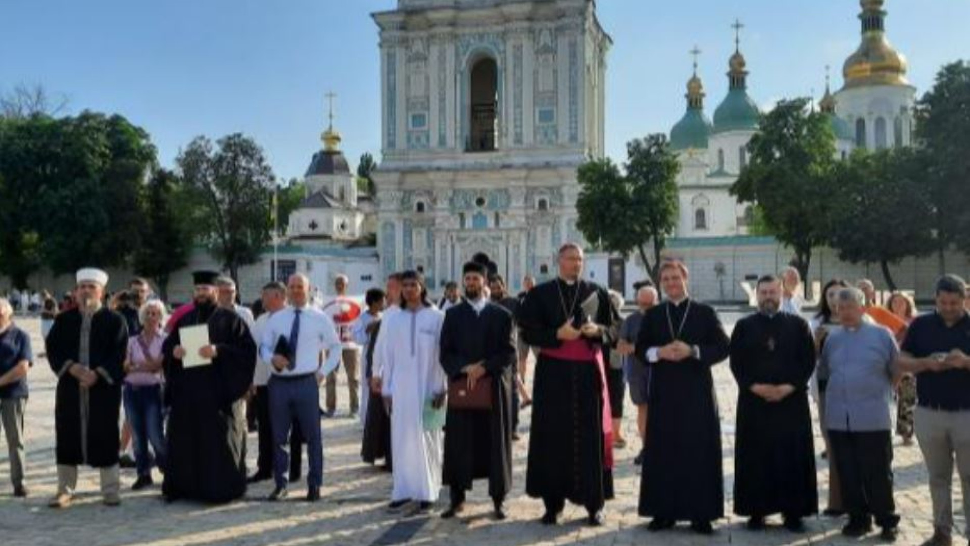 Immagine di Il popolo della pace dall'Italia a Kiev: in 100 davanti all'ospedale distrutto