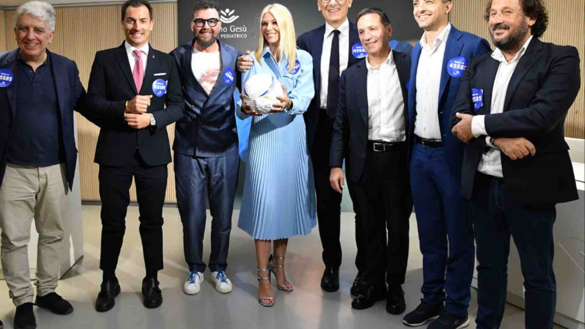 Immagine di Politici e cantanti in campo nella Partita del cuore