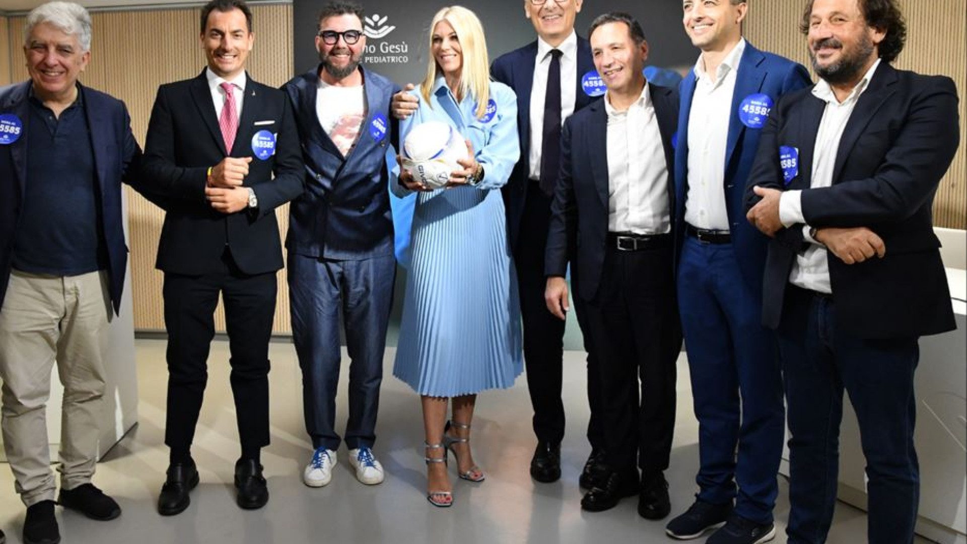 Immagine di Politici e cantanti in campo nella Partita del cuore