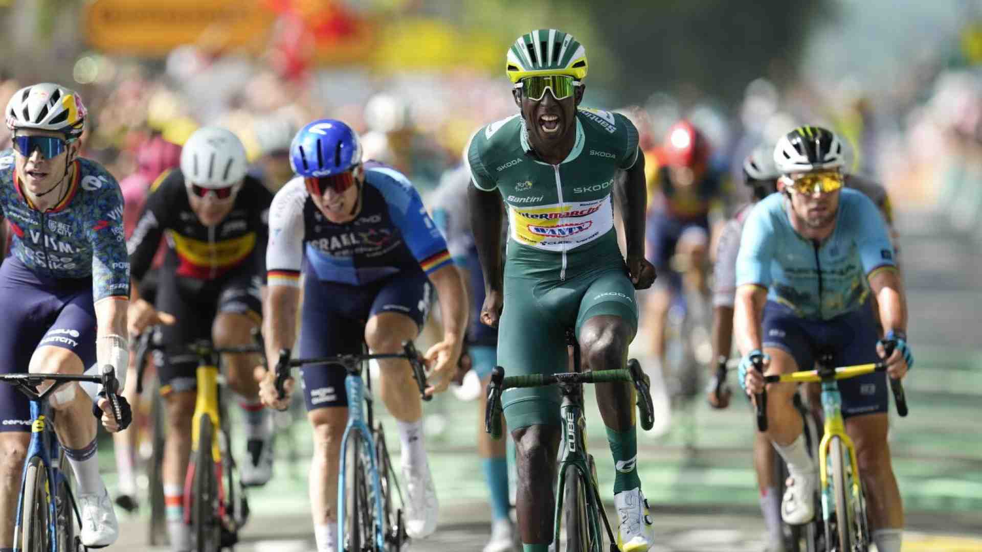Immagine di Tour de France. Vince ancora Girmay. Roglic, van Aert e il rischio ciclogeologico