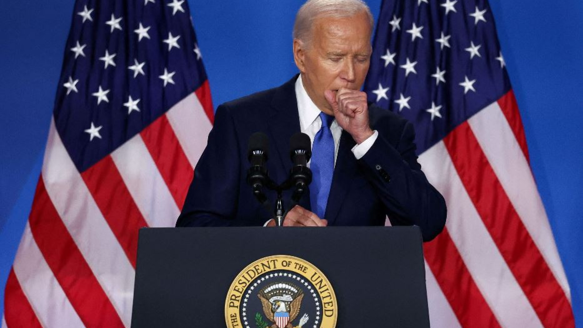 Immagine di Biden insiste: sono il più qualificato. Ma chiama “Trump” la sua vice Harris