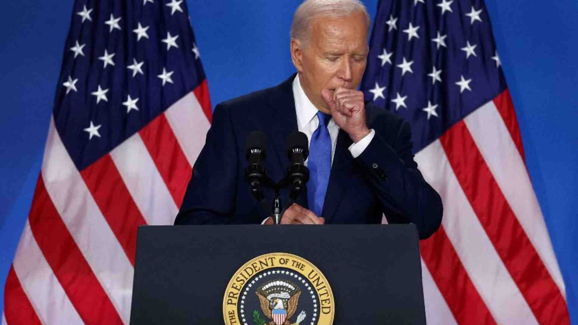 Immagine di Biden insiste: sono il più qualificato. Ma chiama “Trump” la sua vice Harris