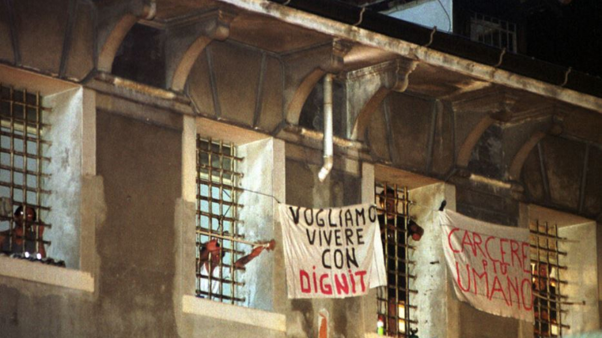 Immagine di La rivolta, il detenuto morto, le parole del vescovo: Trieste è un caso