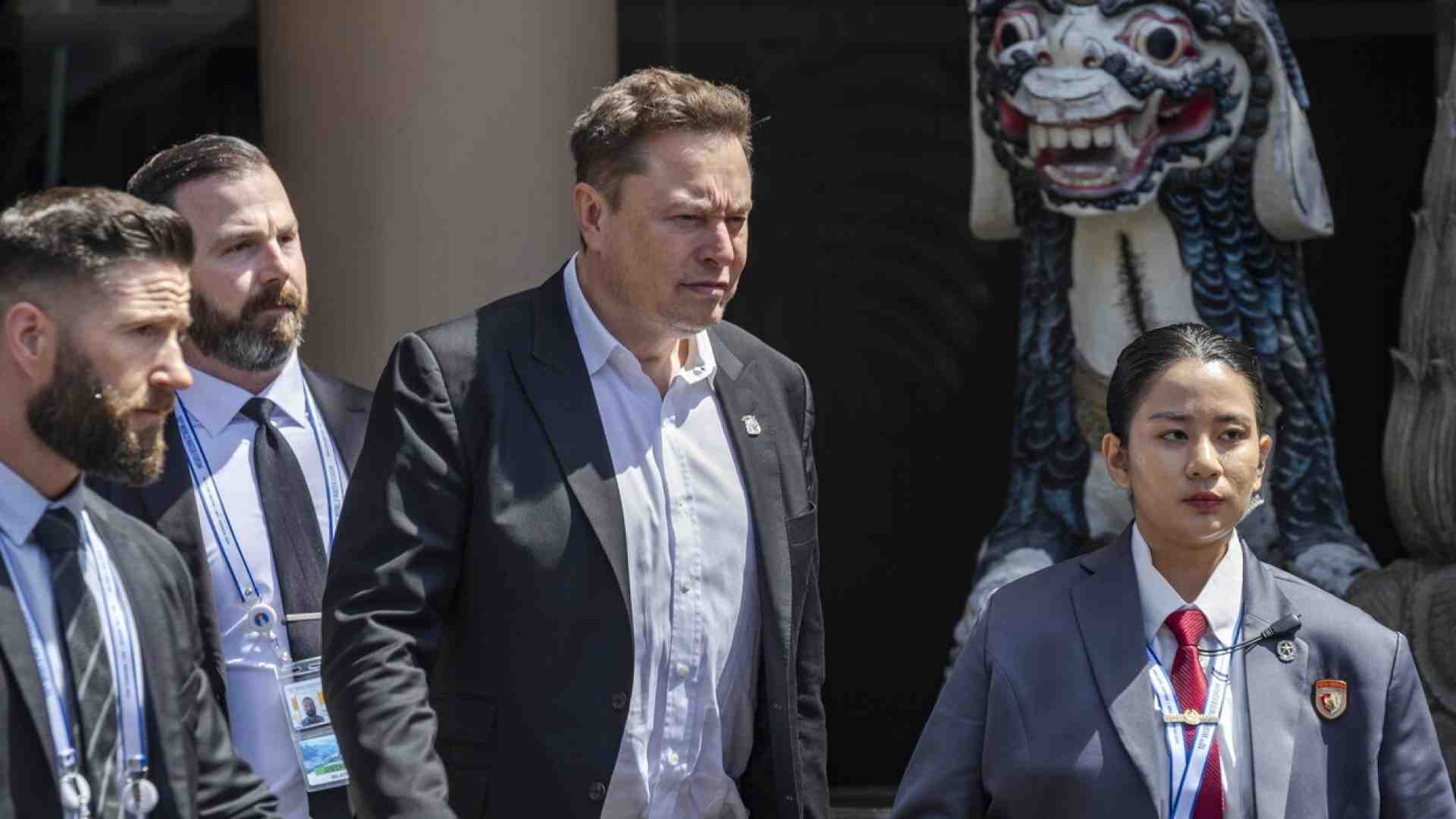 Immagine di Le accuse dell'Ue a Musk: la spunta blu di X è ingannevole e crea disinformazione