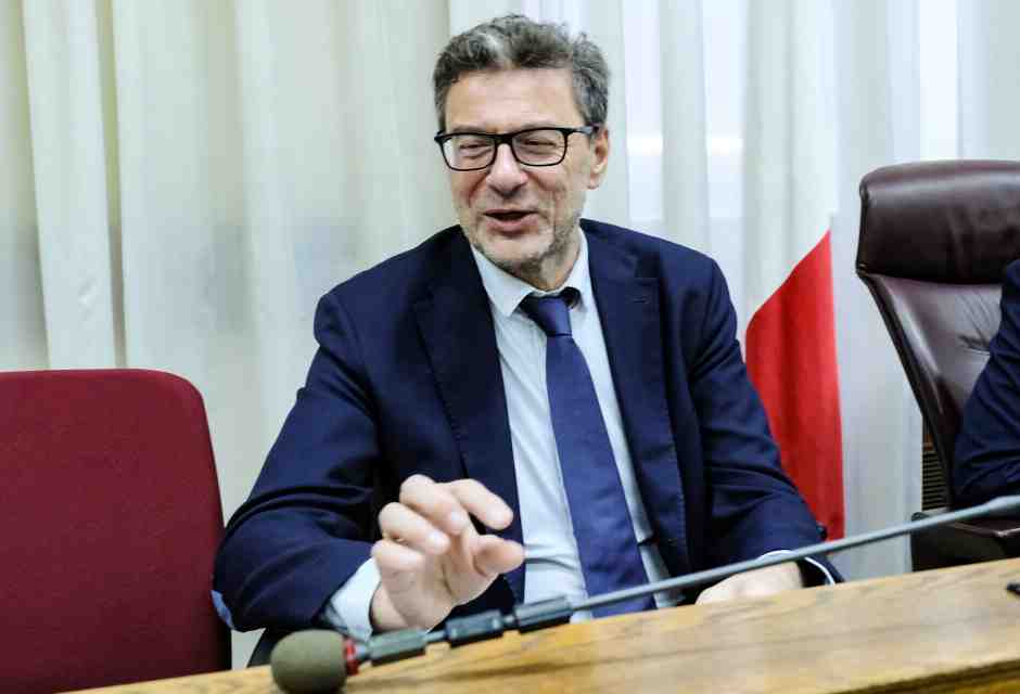 Prendere alla lettera le parole di Giorgetti sul bilancio. E spaventarsi
