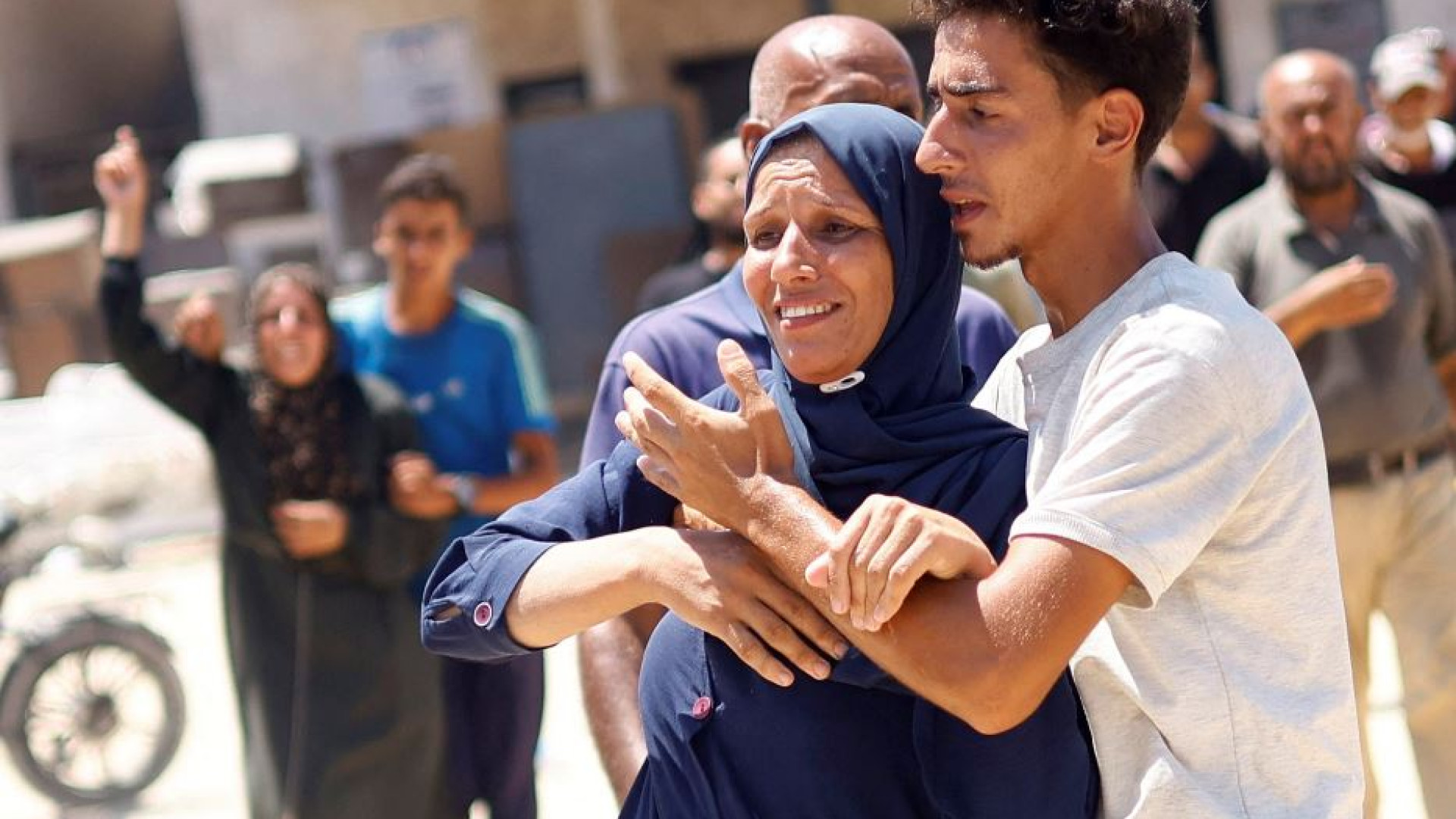 Immagine di Raid israeliano su Khan Yunis, è strage di civili. «Colpiti i capi di Hamas»