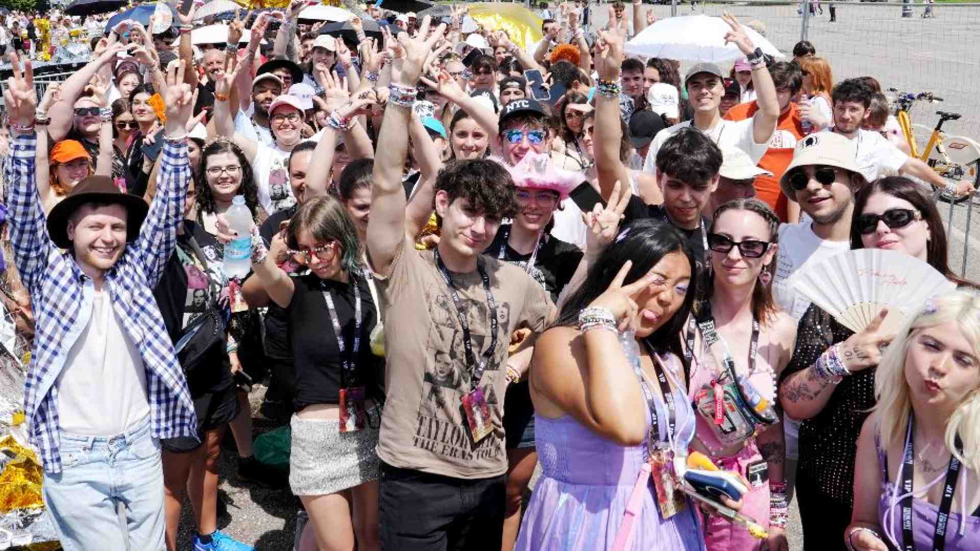 Immagine di Braccialetti e paillettes: due ore fuori da San Siro insieme ai “swifties”