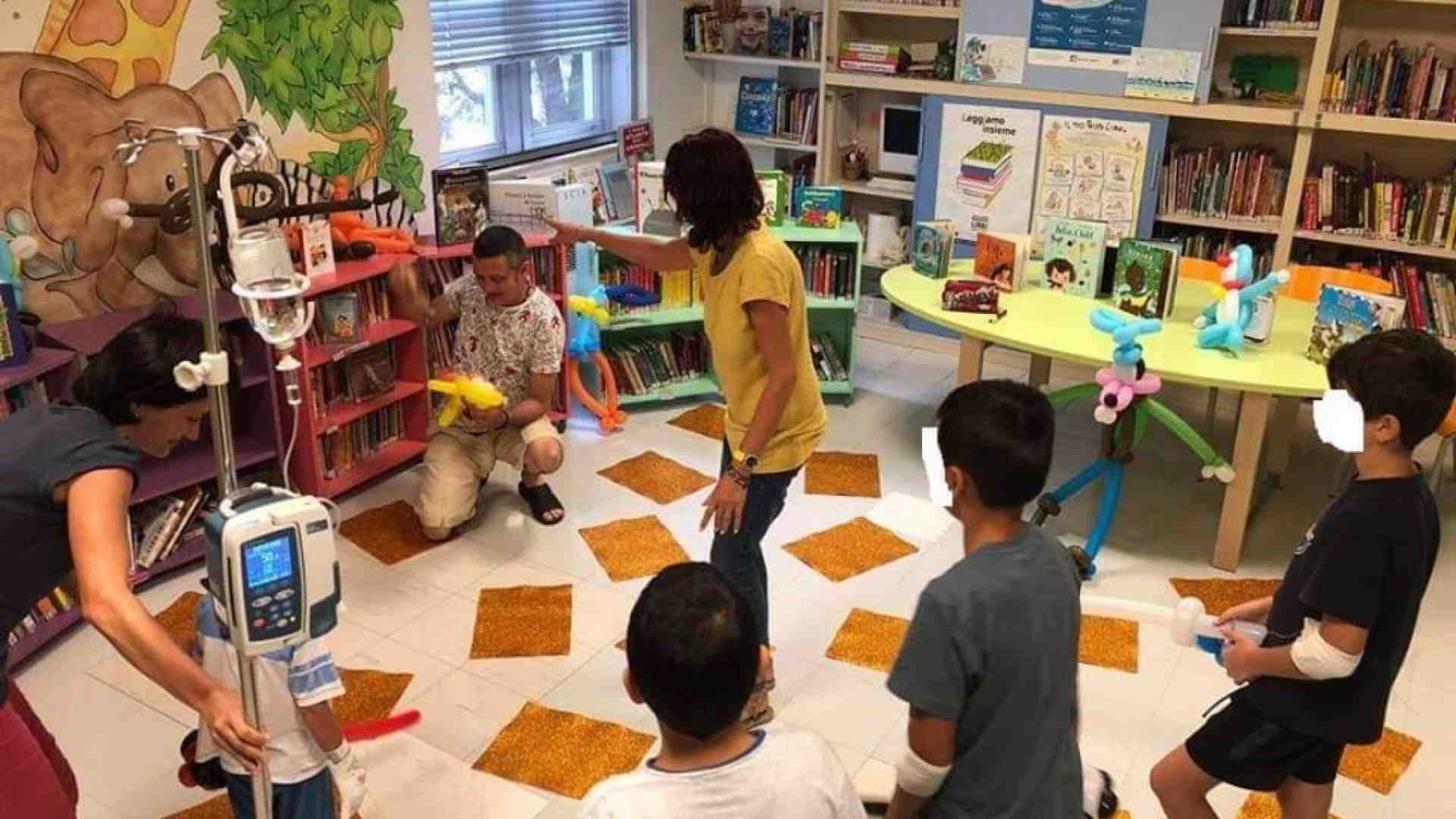 Immagine di Michele, clown tra i bambini malati. «Convivo meglio con il mio tumore»