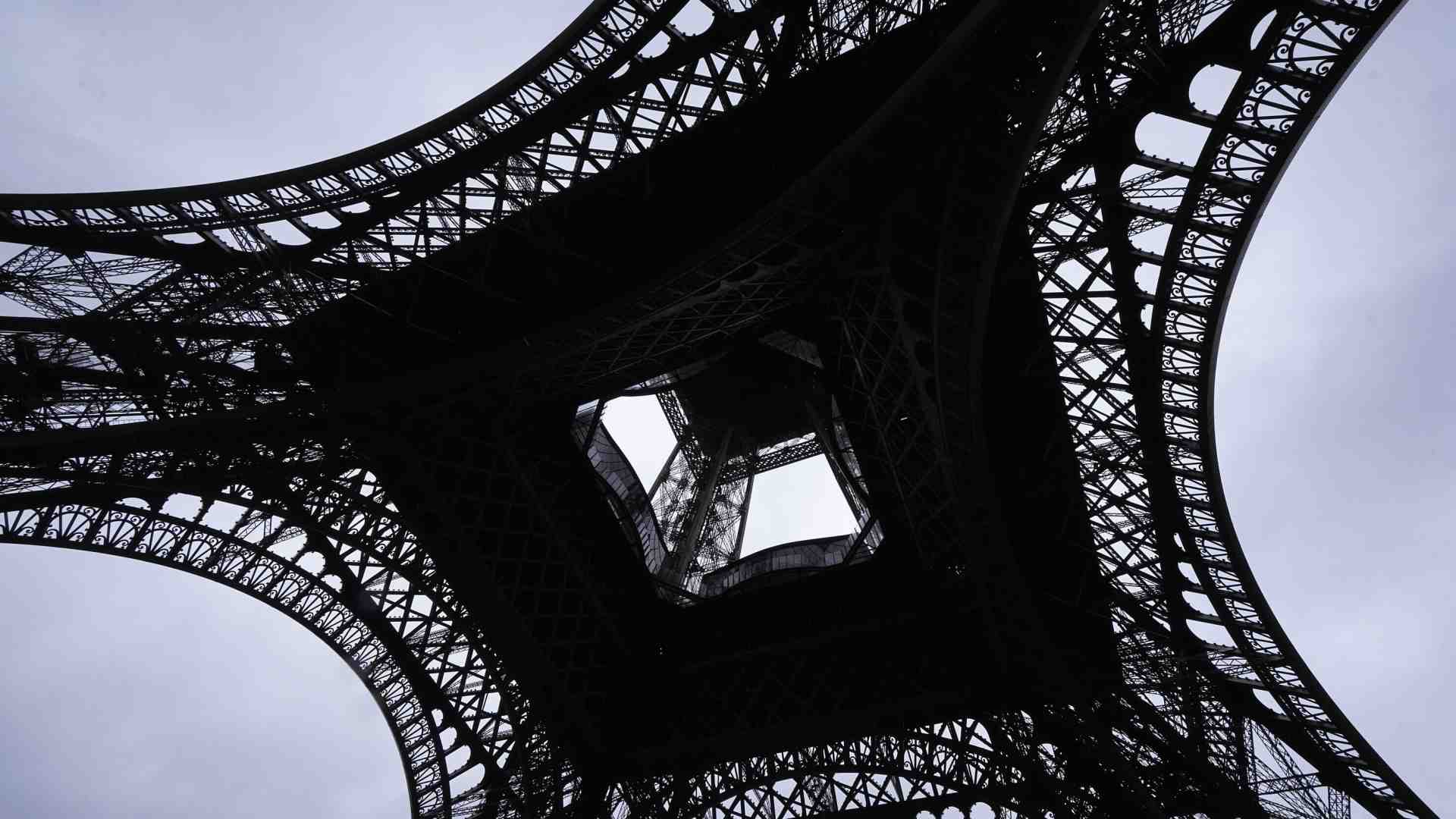 Immagine di In Francia si parla di “governo balneare”. Ed è subito commedia, all’italiana