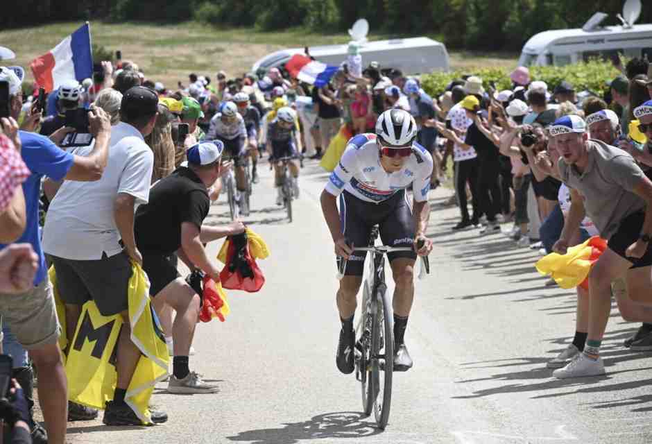 Remco Evenepoel sugli sterrati del Tour de France (foto Ap, via LaPresse)