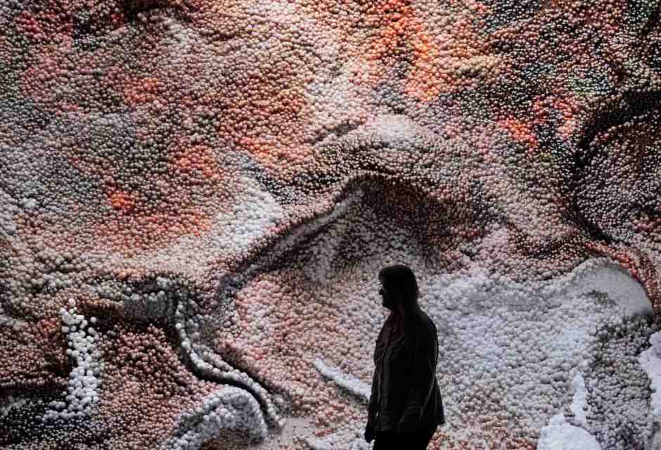 La mostra “Machine Hallucinations”: l’artista ha utilizzato l’Intelligenza artificiale per creare opere con due milioni di immagini catturate dalla Stazione spaziale internazionale (foto Ap) 
