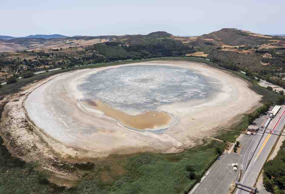 Vista aerea del lago di Pergusa, l'unico lago naturale della Sicilia, ormai quasi prosciugato e ridotto a una pozza di fango (Foto di Fabrizio Villa/Getty Images)&nbsp;<br />