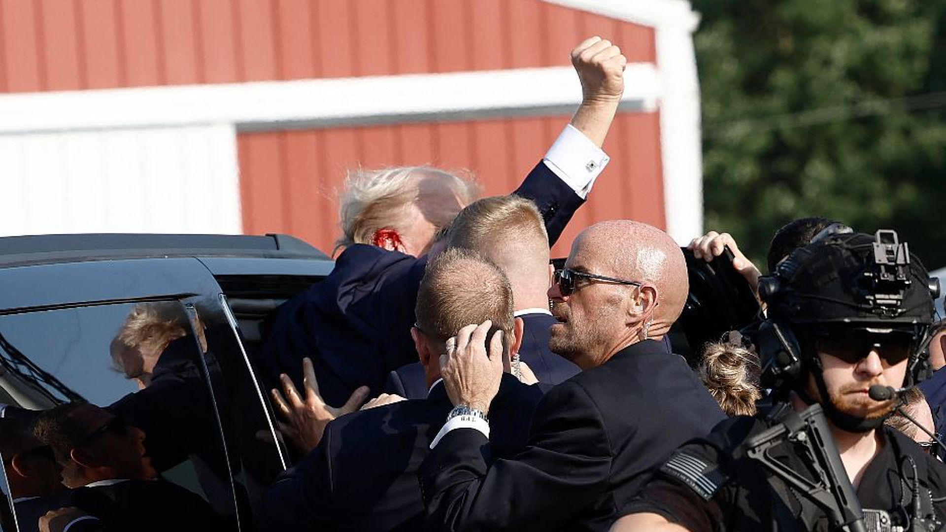 Immagine di Il pifferaio col pugno alzato che fa dimenticare magheggi e condanne