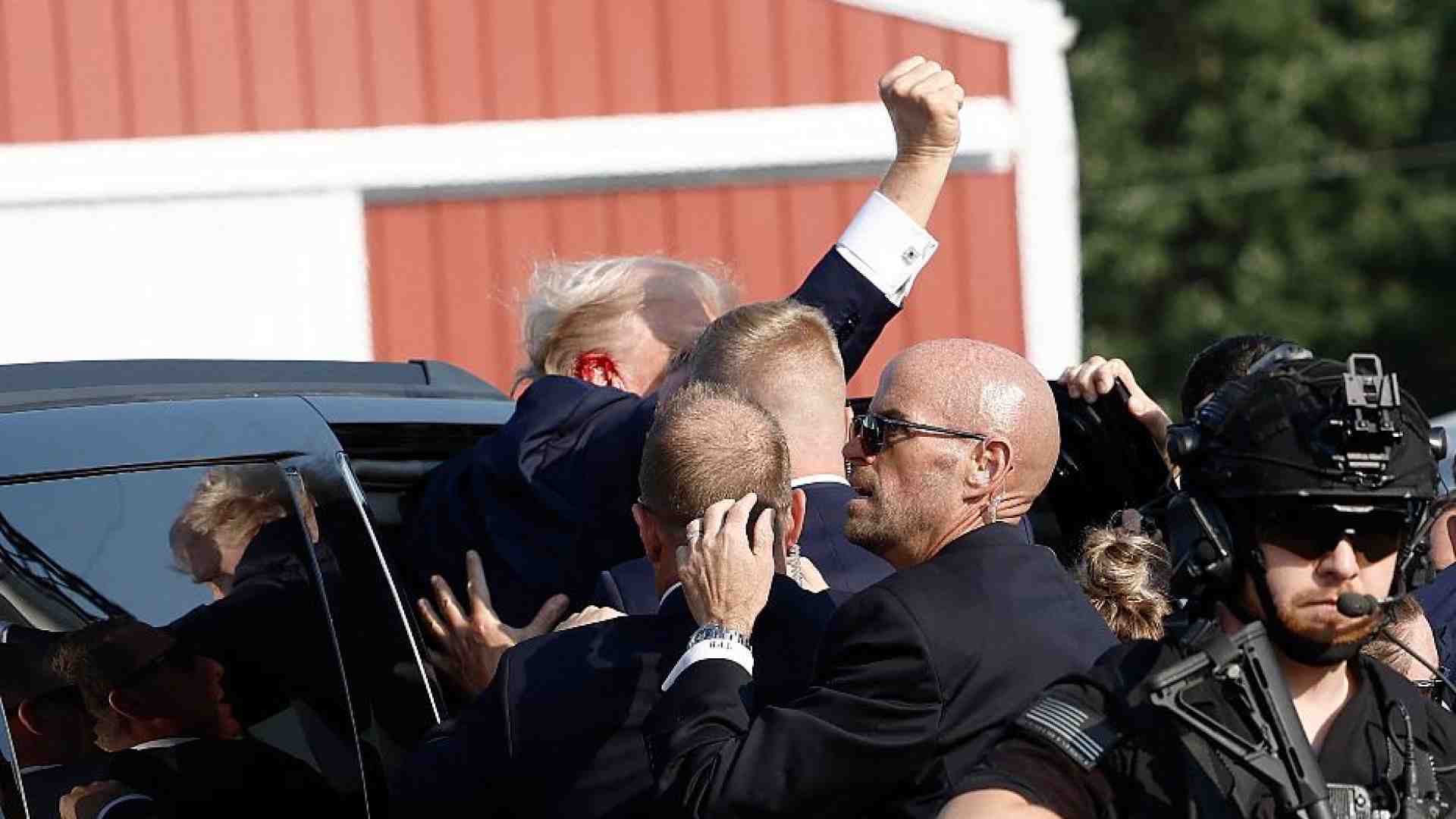 Immagine di Il pifferaio col pugno alzato che fa dimenticare magheggi e condanne