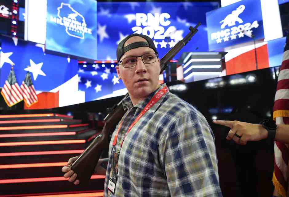 Adam Miller, membro di una guardia d'onore, prova alla Convention nazionale repubblicana al Fiserv Forum di Milwaukee (AP Photo/Paul Sancya)&nbsp;<br />