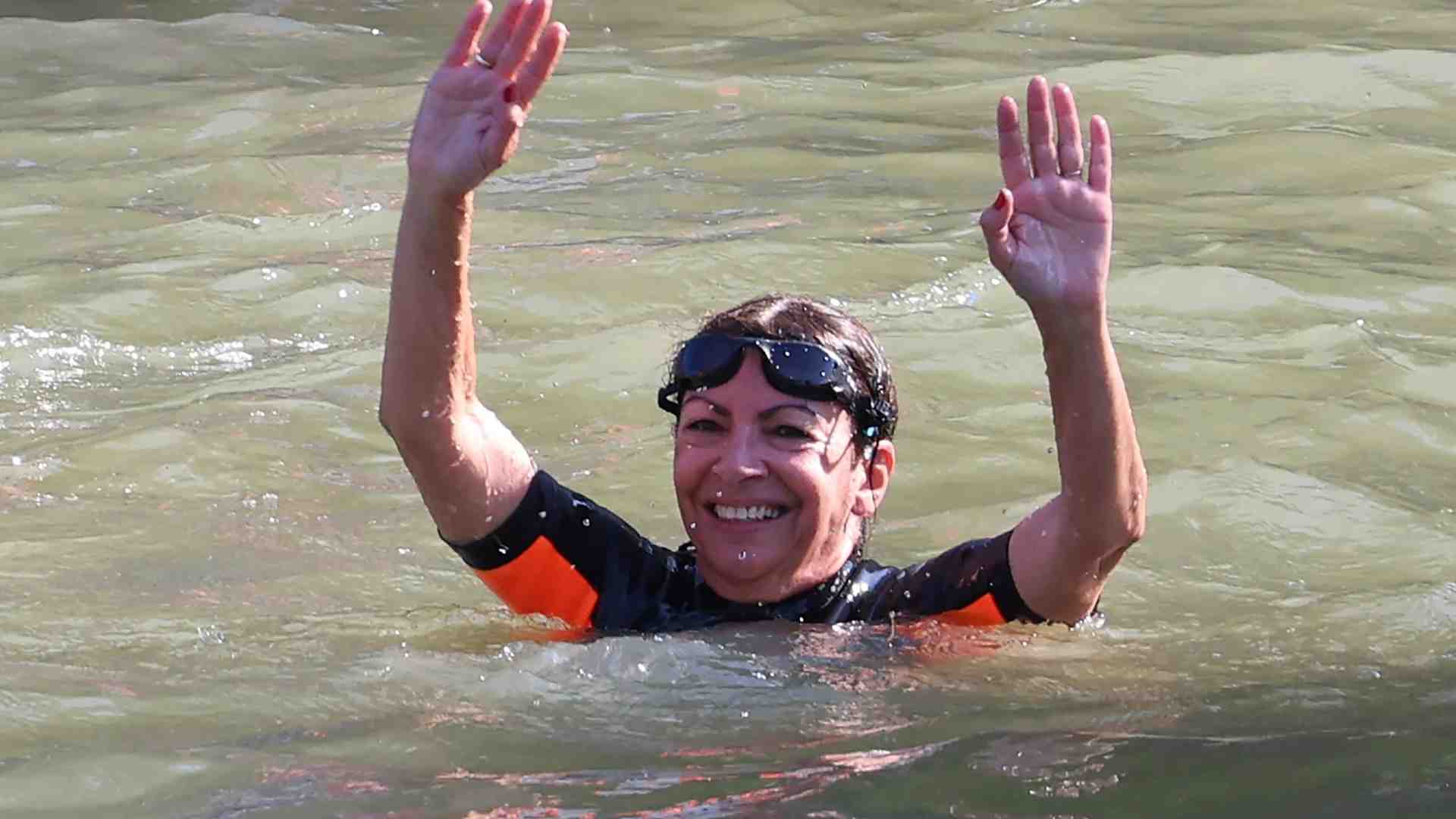 Immagine di La sindaca Hidalgo si butta nelle acque (limacciose) della Senna