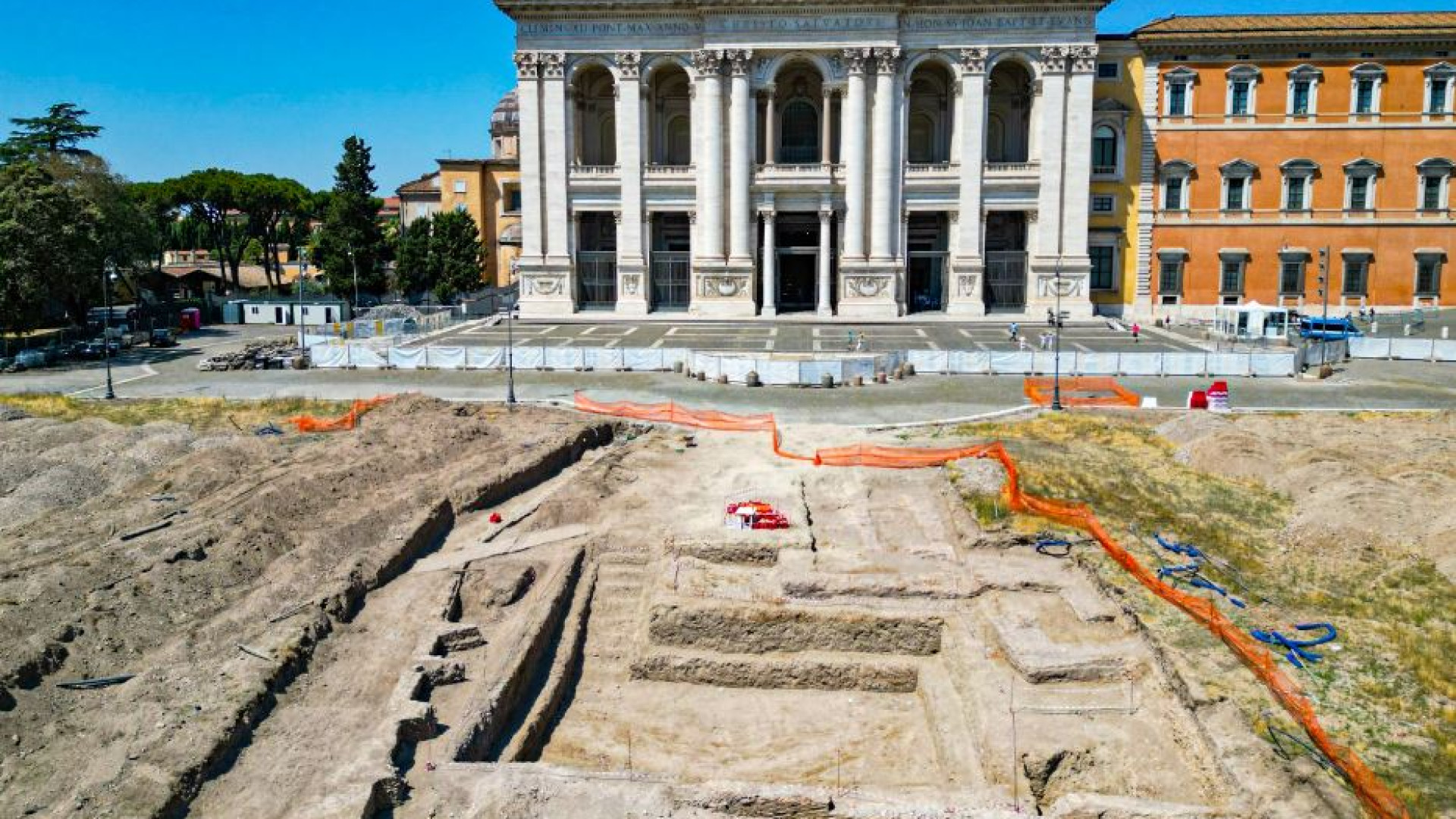 Immagine di Roma, a S. Giovanni in Laterano emergono le mura medievali del Patriarchio
