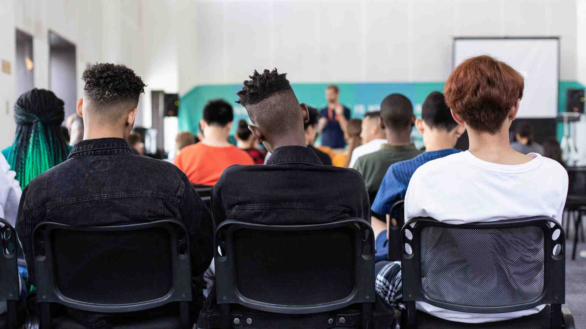 Immagine di A scuola dodici ore al giorno, senza cellulari. E i ragazzi? Stanno bene