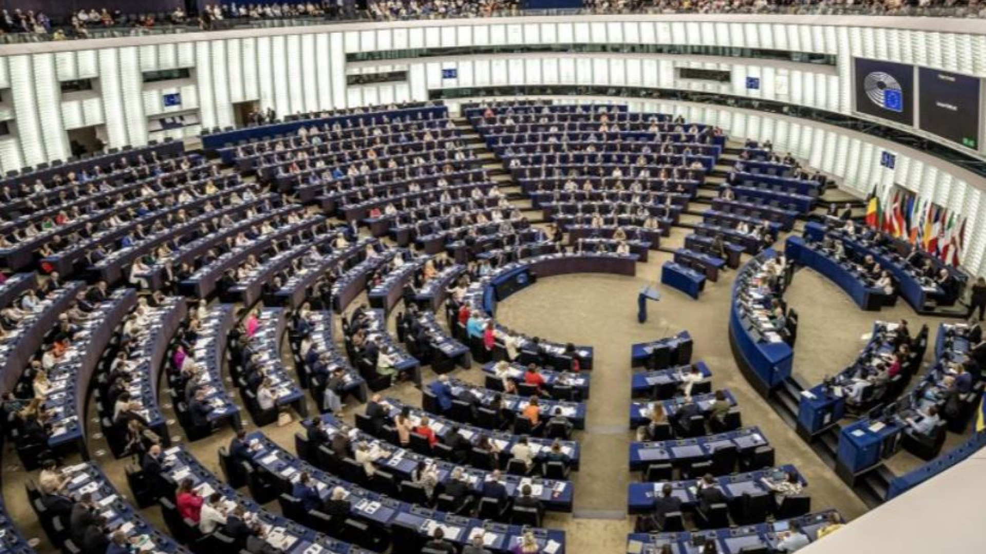 Immagine di Sì alla risoluzione Ue pro-Ucraina. Passa la linea dura, italiani divisi