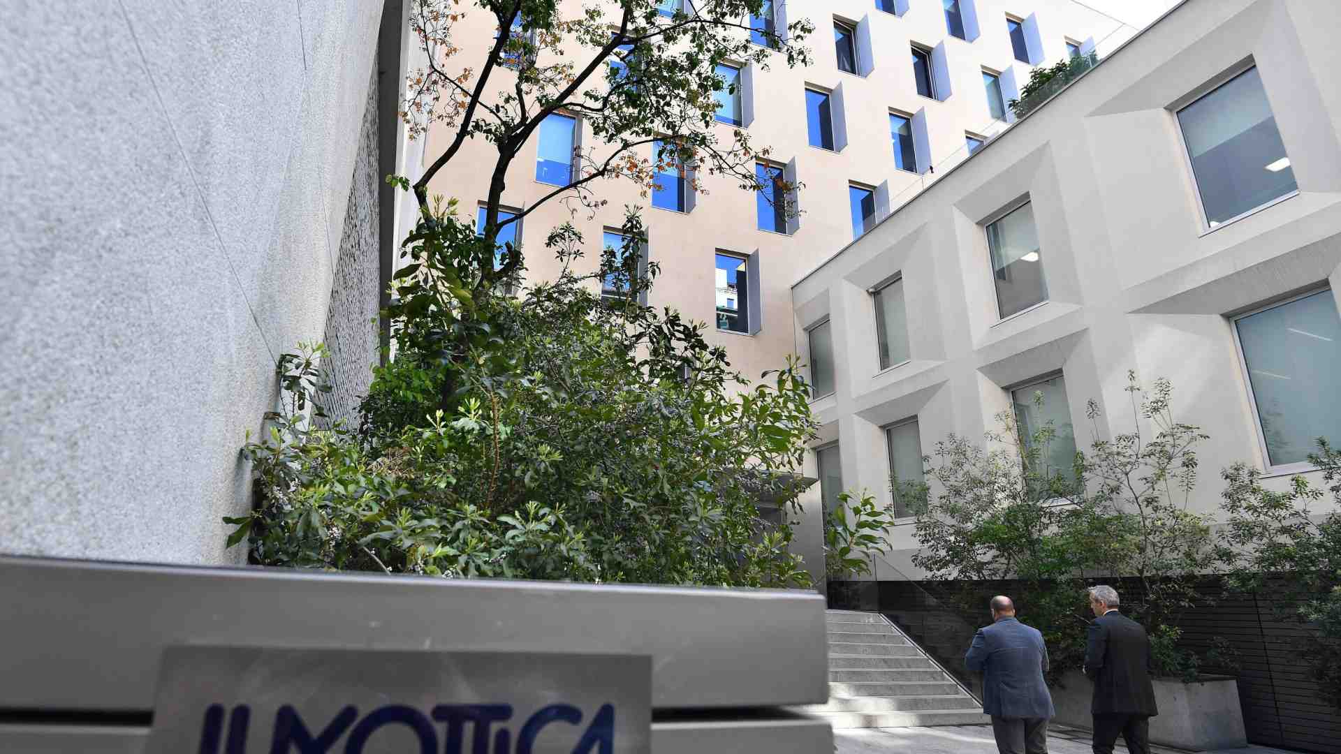 Immagine di EssilorLuxottica acquista la mitica marca “Supreme” ma ci sono alcuni problemi