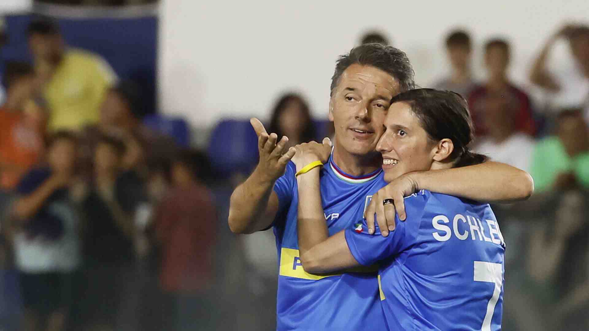 Immagine di Cosa vuol dire proiettare fuori dal campo di calcio l’abbraccio tra Schlein e Renzi