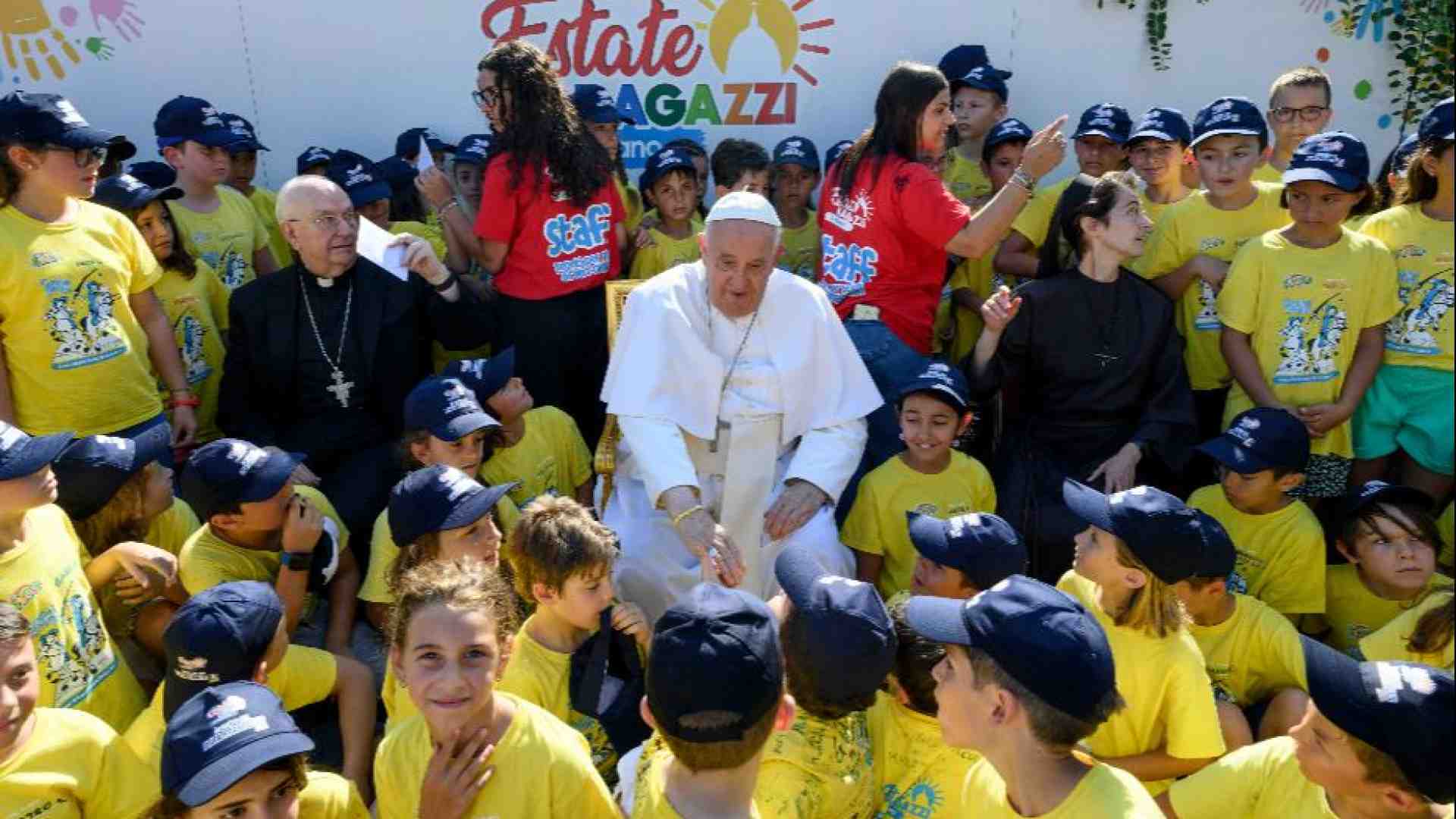 Immagine di Francesco in mezzo ai piccoli dell'Estate ragazzi in Vaticano