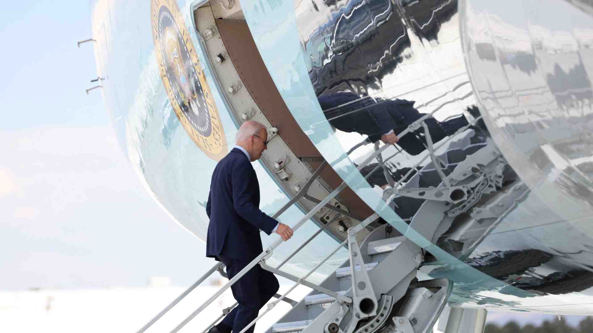 Immagine di Biden ha il Covid e per la prima volta valuta il ritiro