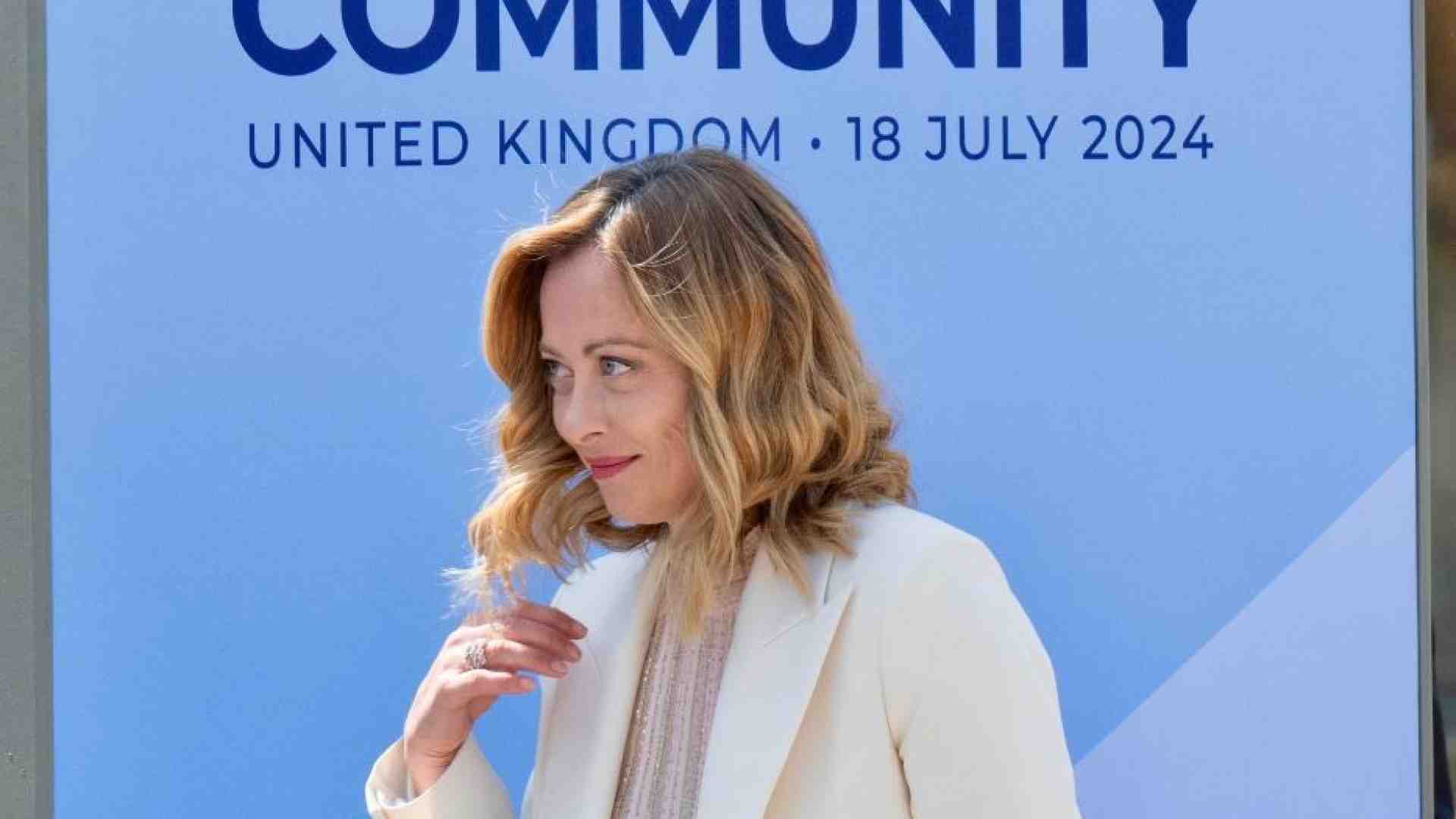 Immagine di Meloni sceglie di restare sulla destra-destra e alla fine ordina il "no"