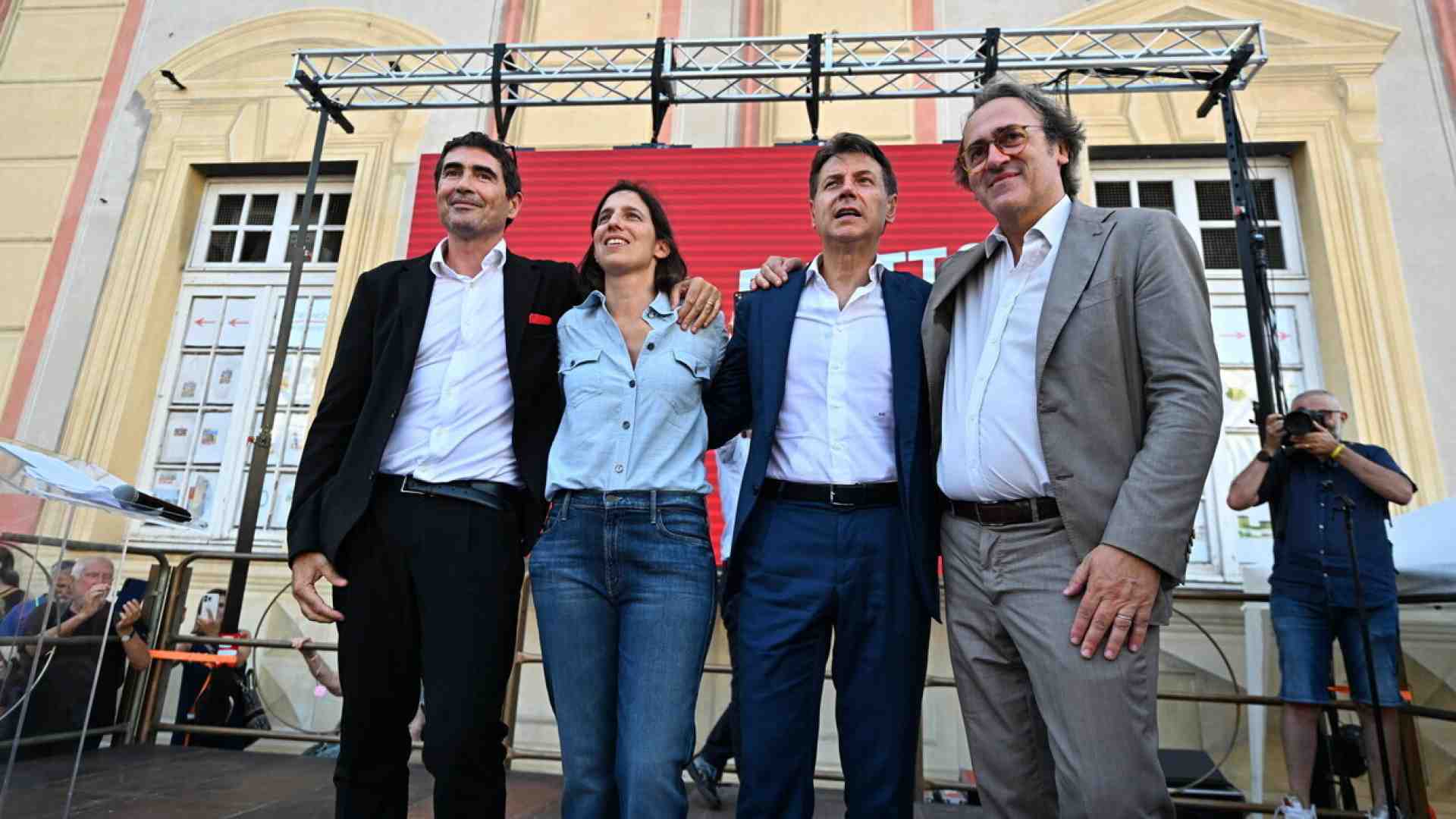 Immagine di Pd, M5s, Avs agitano la forca contro Toti, raggiunto da un nuovo arresto con copia e incolla