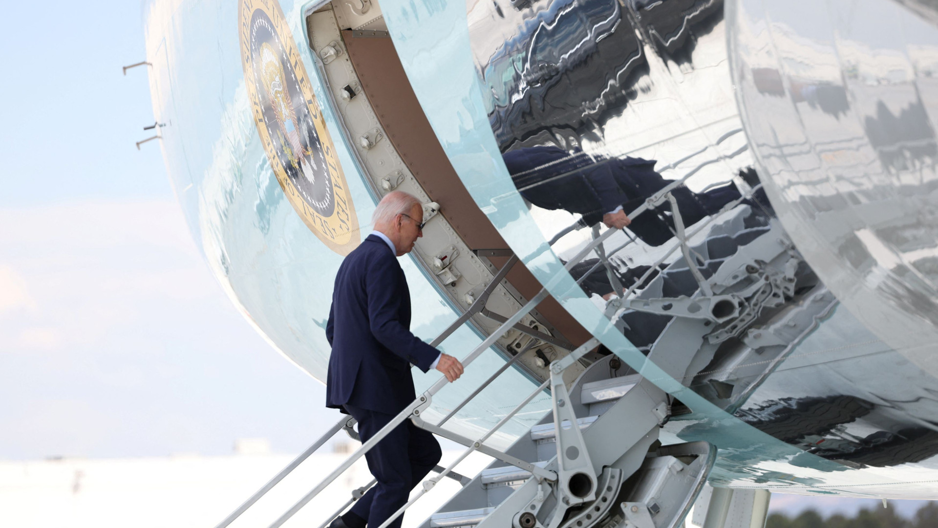 Immagine di Biden ha il Covid e per la prima volta valuta il ritiro