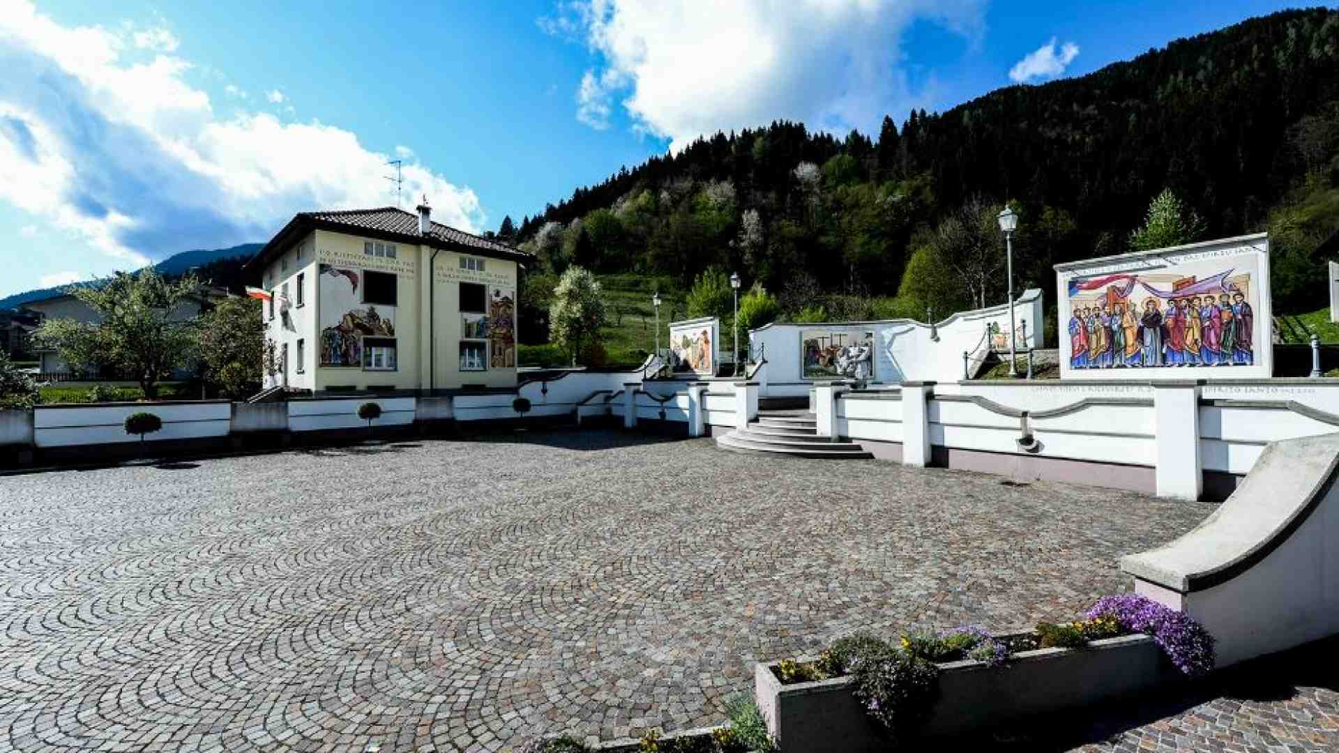 Immagine di Cercivento, qui la Bibbia si legge (e si ammira) a cielo aperto