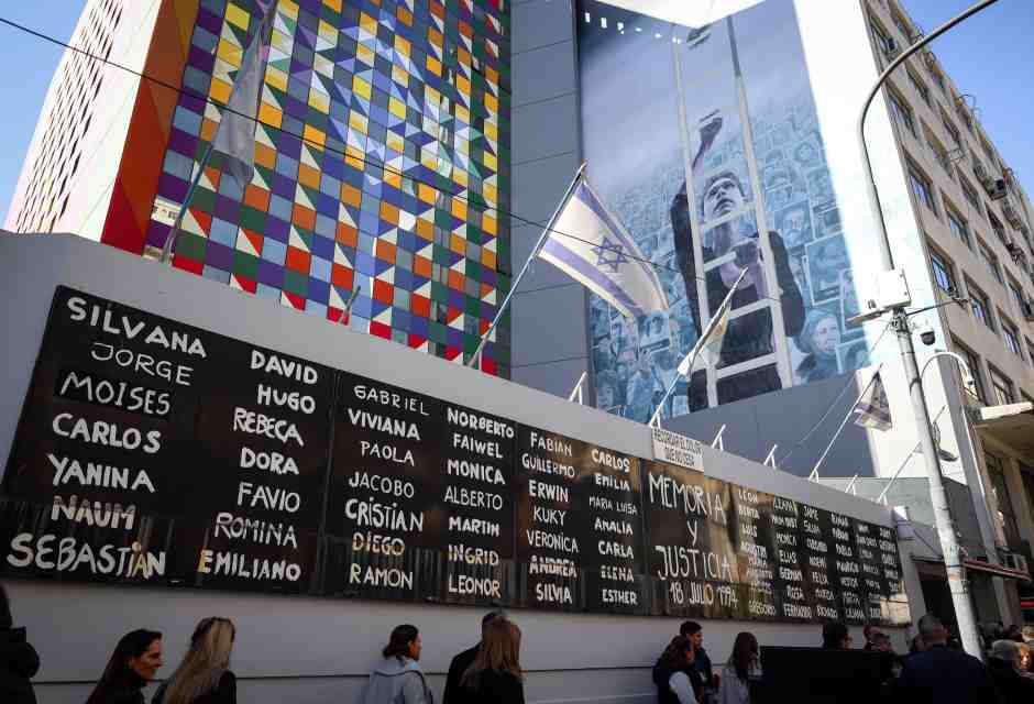 La commemorazione del trentesimo anniversario dall'attentato all'Amia di Buenos Aires. Sulla facciata dell'edificio, i nomi delle vittime (Getty Images)