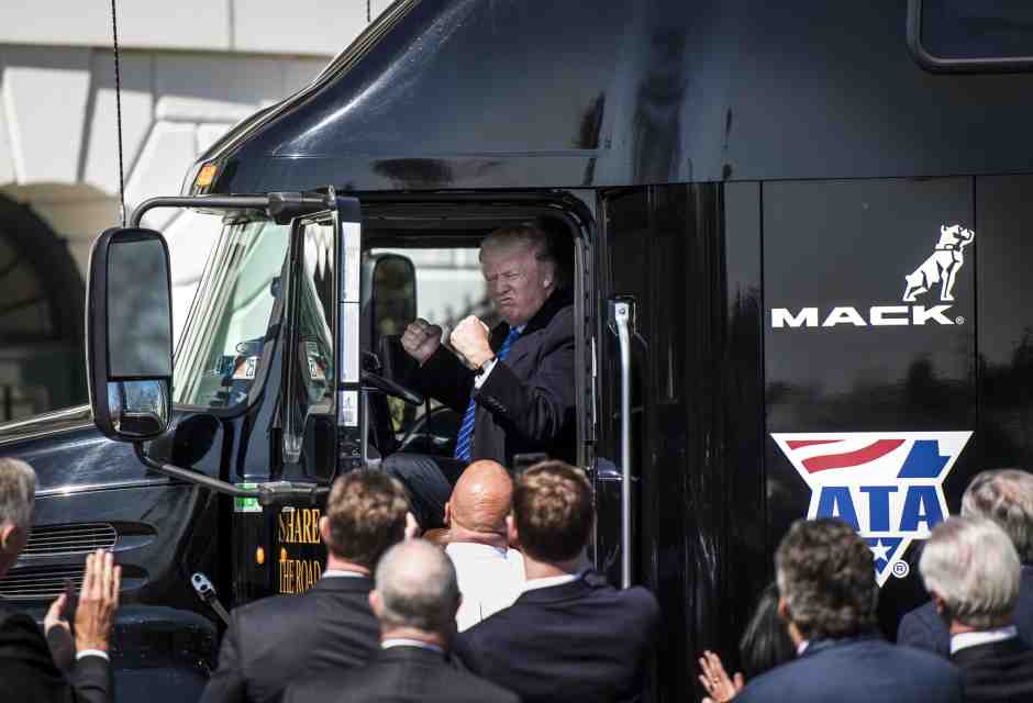 Trump nella cabina di un camion a 18 ruote durante un incontro con camionisti e ceo a Washington nel 2017 (Foto di Melina Mara/The Washington Post via Getty)&nbsp;<br />