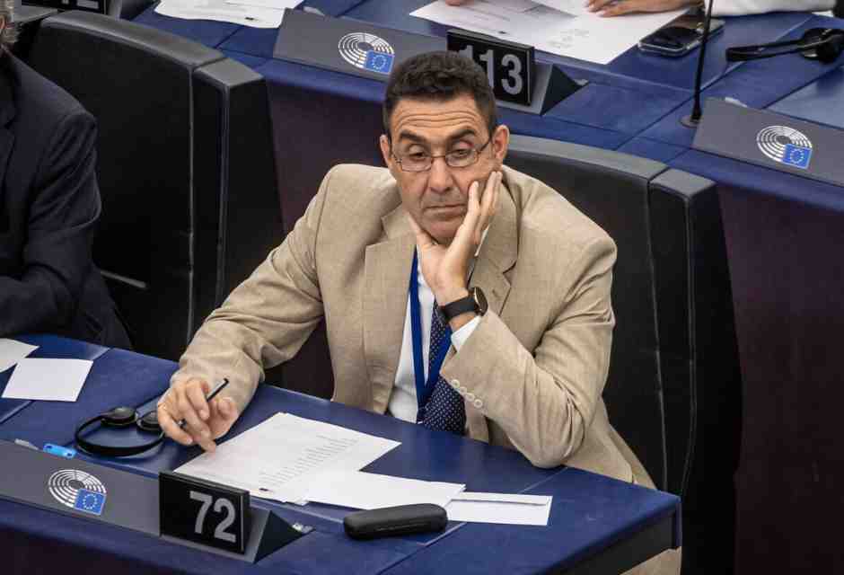 “Le Pen mi ha silurato? Questioni di lana caprina. Meloni? Ora è vannacciana”. Parla il generale