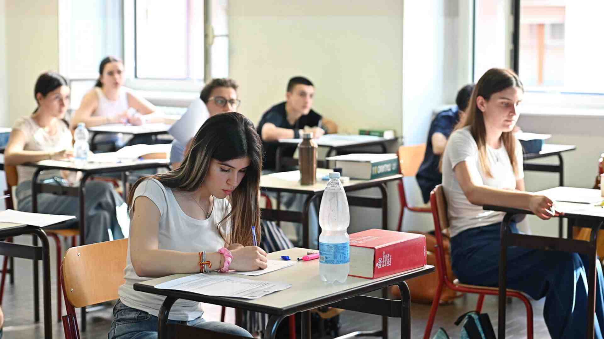 Immagine di A scuola c’è molto da fare invece che telefonare e aspettare foto e messaggi