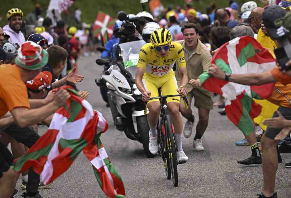 Tadej Pogacar in maglia gialla al Tour de France (foto Ap, via LaPresse)