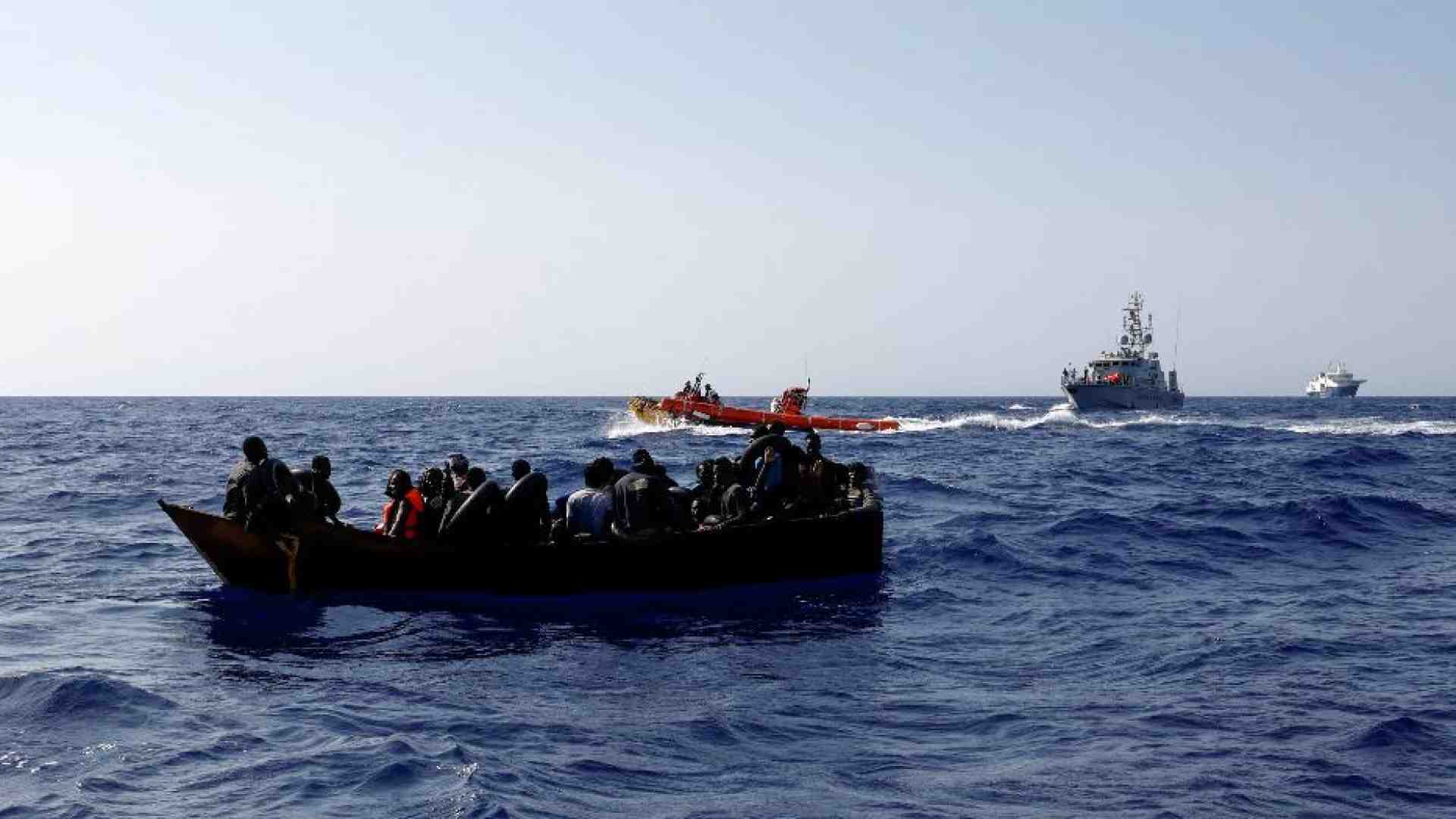 Immagine di Week-end caldo a Lampedusa: centinaia di migranti sbarcati sull’isola