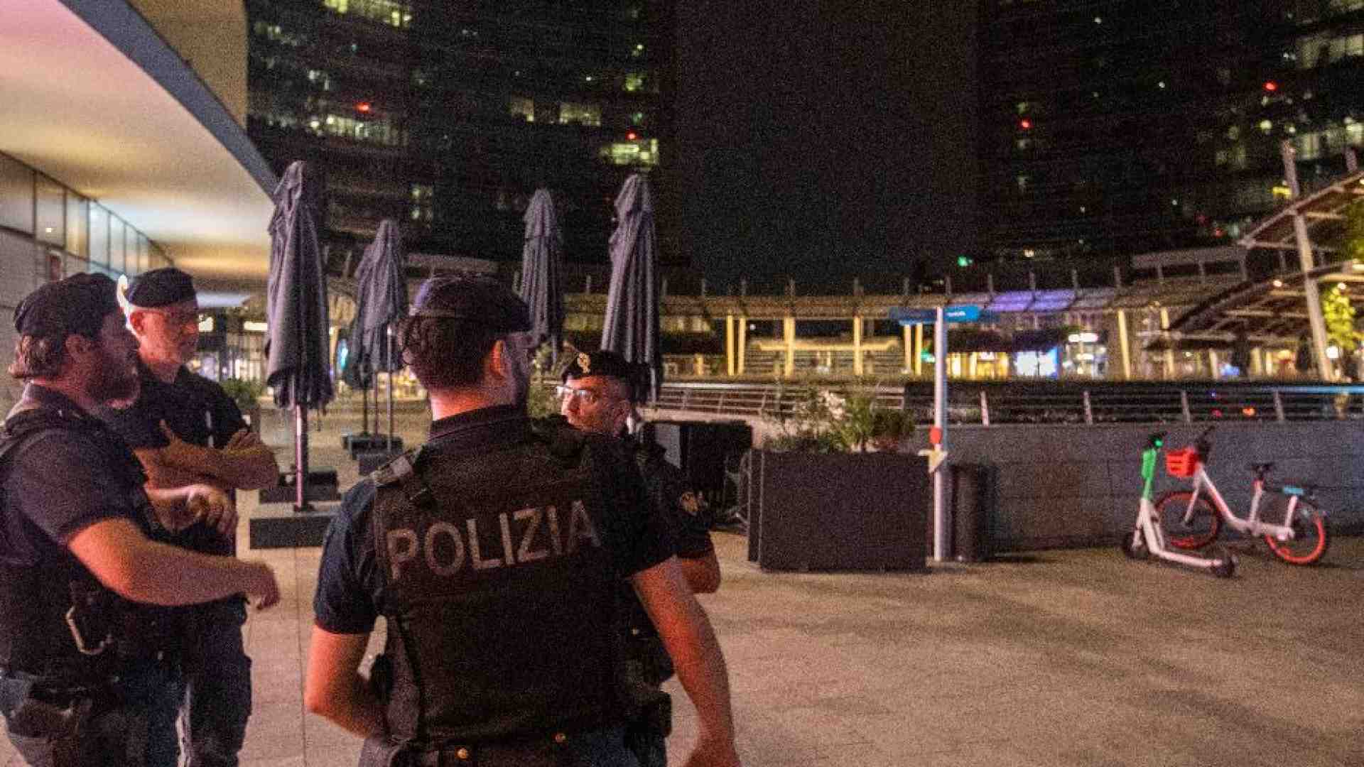 Immagine di I "maranza" e i rapinatori di Rolex: le luci delle volanti nella notte