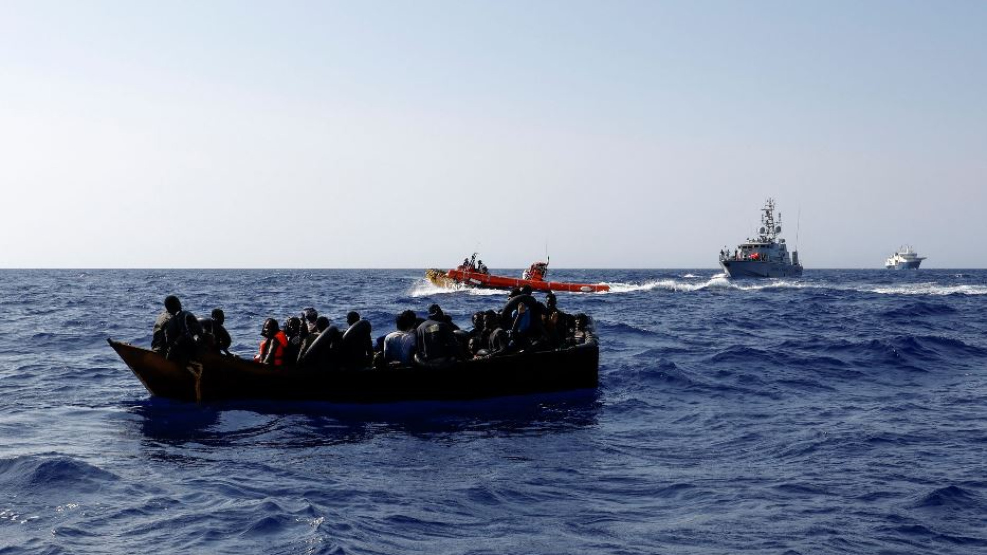 Immagine di Week-end caldo a Lampedusa: centinaia di migranti sbarcati sull’isola