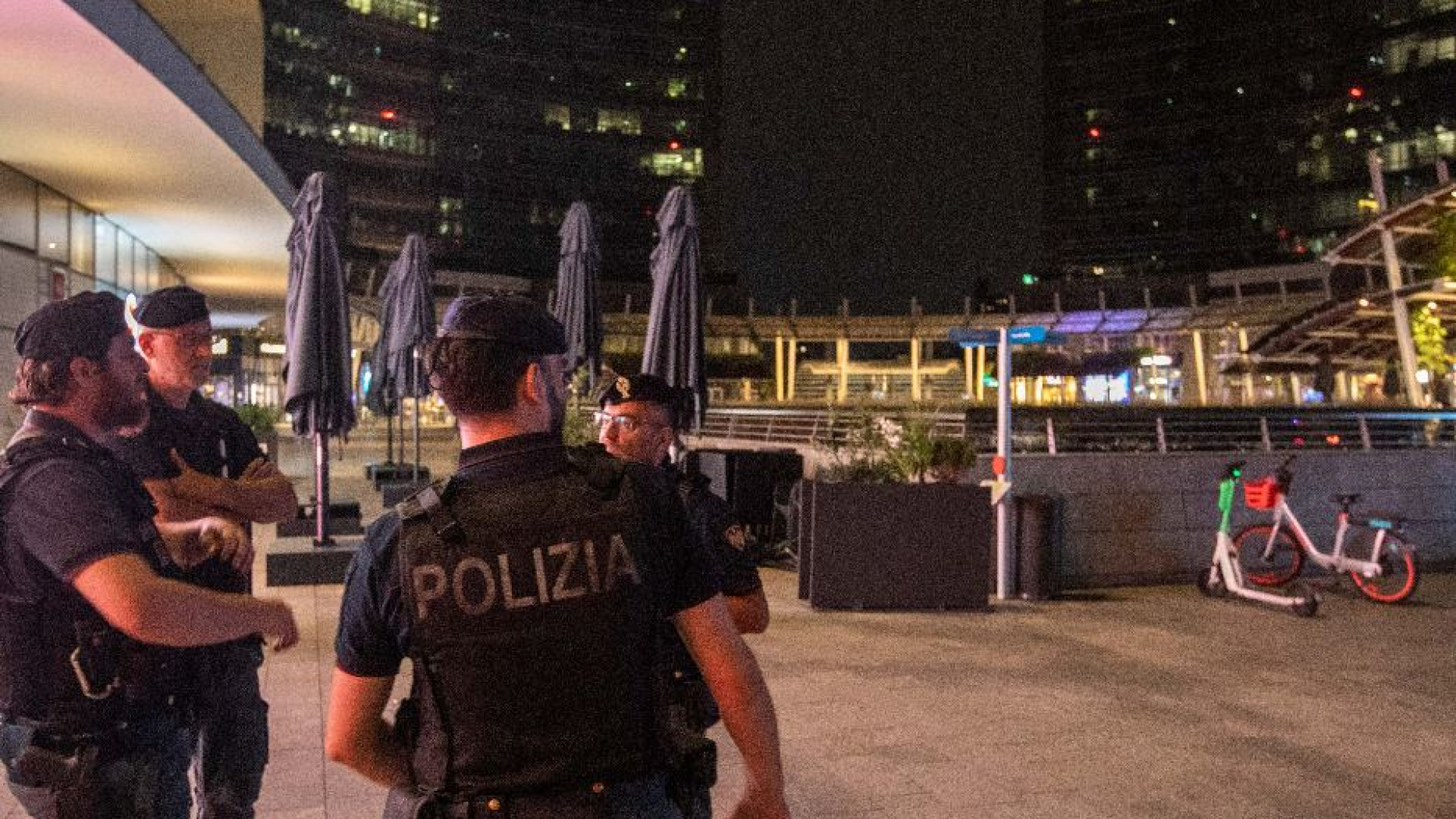 Immagine di I "maranza" e i rapinatori di Rolex: le luci delle volanti nella notte