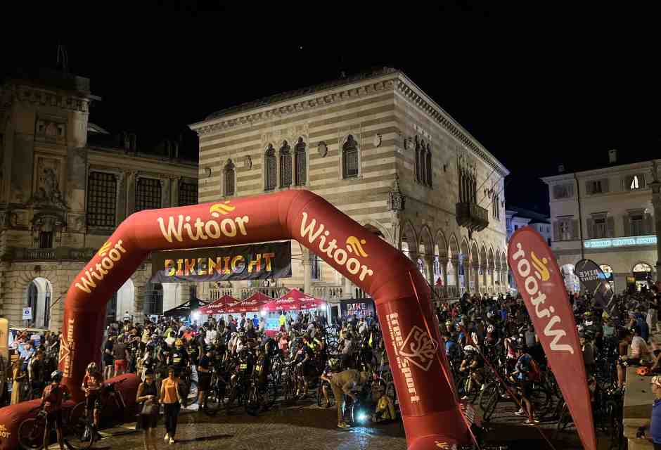 Lo strano effetto che fa pedalare di notte in una ferrovia che non c'è più