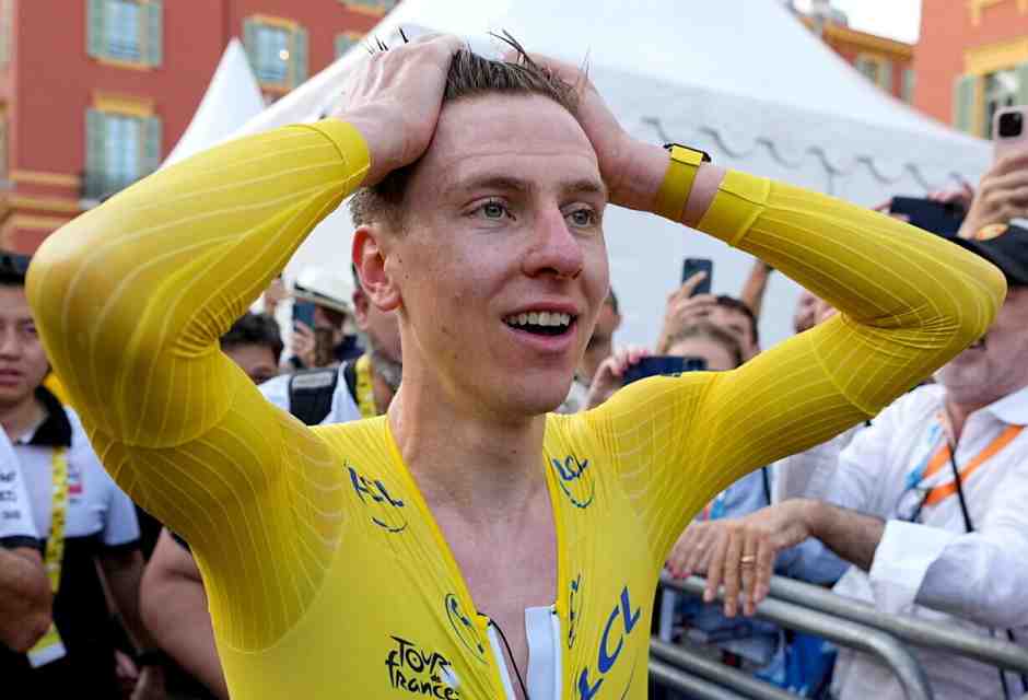 Tadej Pogacar pochi minuti dopo aver tagliato il traguardo dell'ultima tappa del Tour de France 2024 (foto Epa, via Ansa)