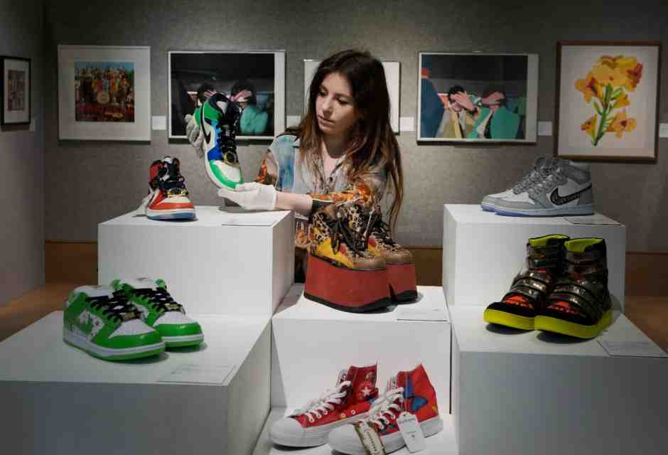 Sneaker da collezione in mostra&nbsp; alla sale d&rsquo;aste di Bonhams a Londra (AP Photo/Kirsty Wigglesworth)&nbsp;