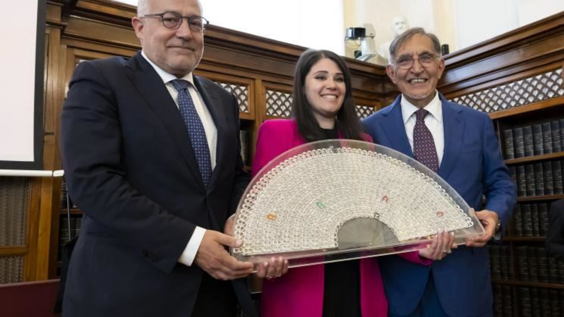 Immagine di La Russa inciampa sulle botte al cronista: violenze no, ma lui non s'è dichiarato